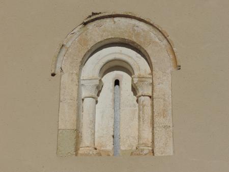 Imagen Ventana saetera con decoración románica